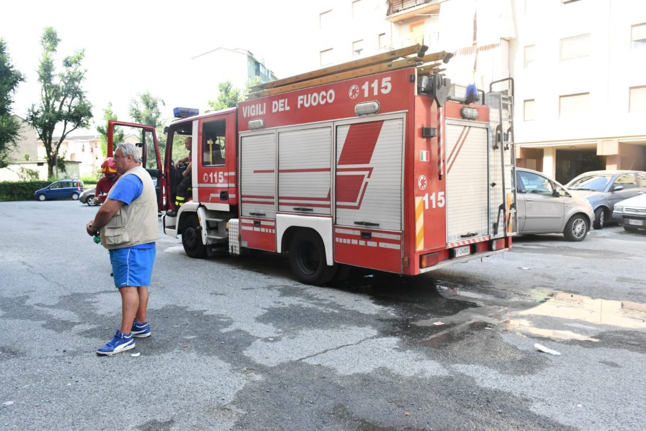 Incendio nelle cantine: 12 famiglie evacuate