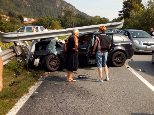 Incidente stradale: un’auto sradica guard rail