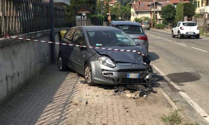 Ragazzo si schianta in auto contro due vetture parcheggiate