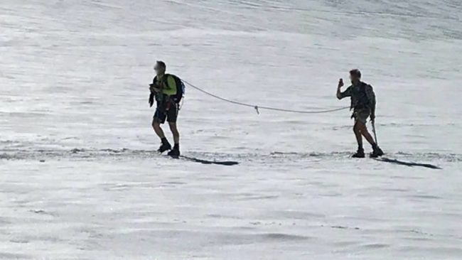 Sul ghiacciaio del Monte Rosa in pantaloni corti a scattare selfie