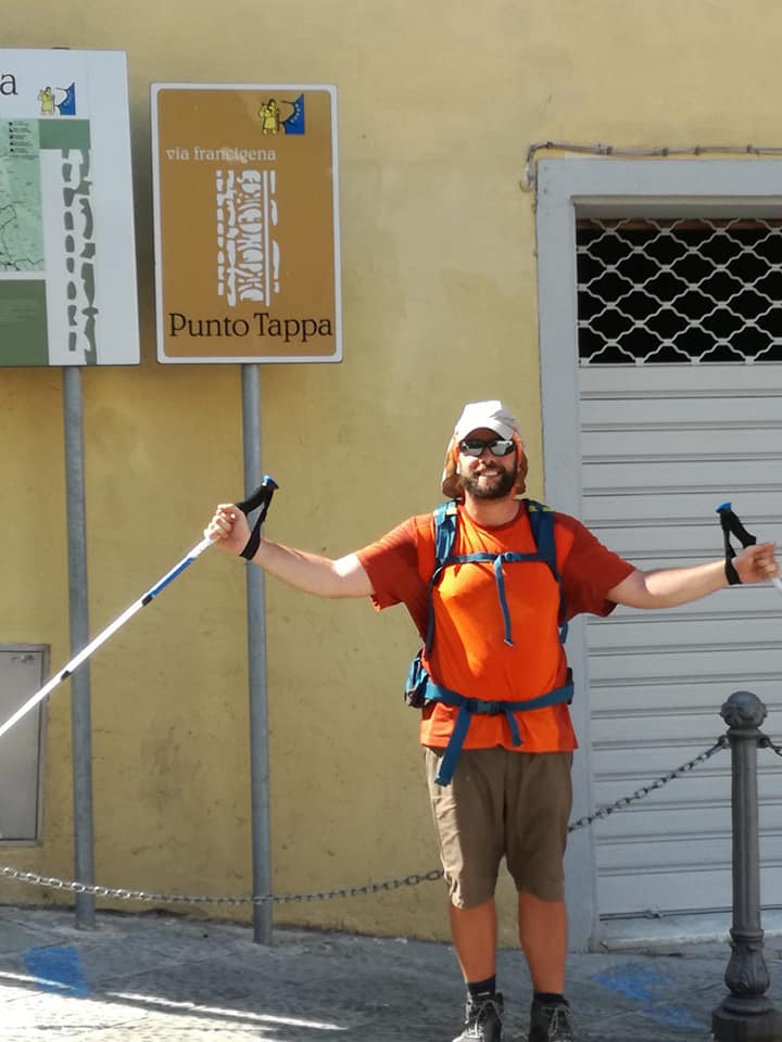 Fra Tak  in cammino sulla via Francigena