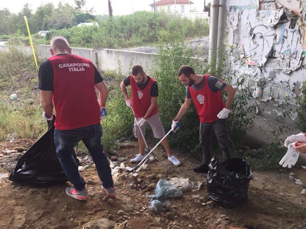 CasaPound ripuliscono l’area sotto il ponte LE FOTO
