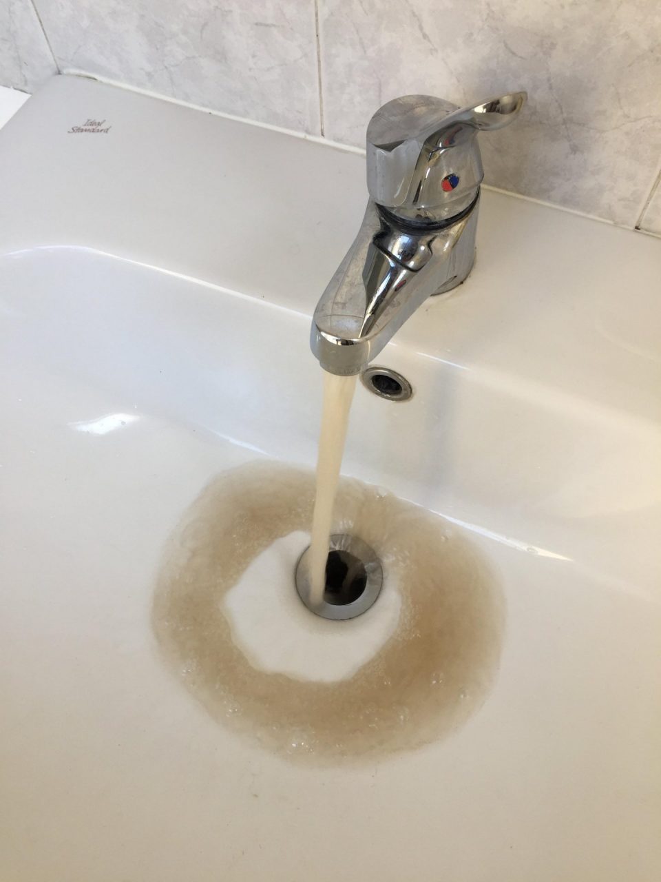 Acqua sporca dai rubinetti della scuola, ai bimbi solo bottigliette