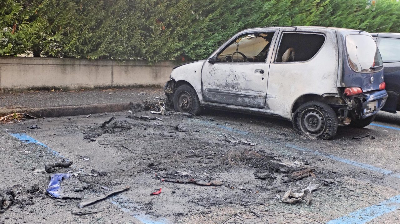 Quattro auto a fuoco: caccia al piromane