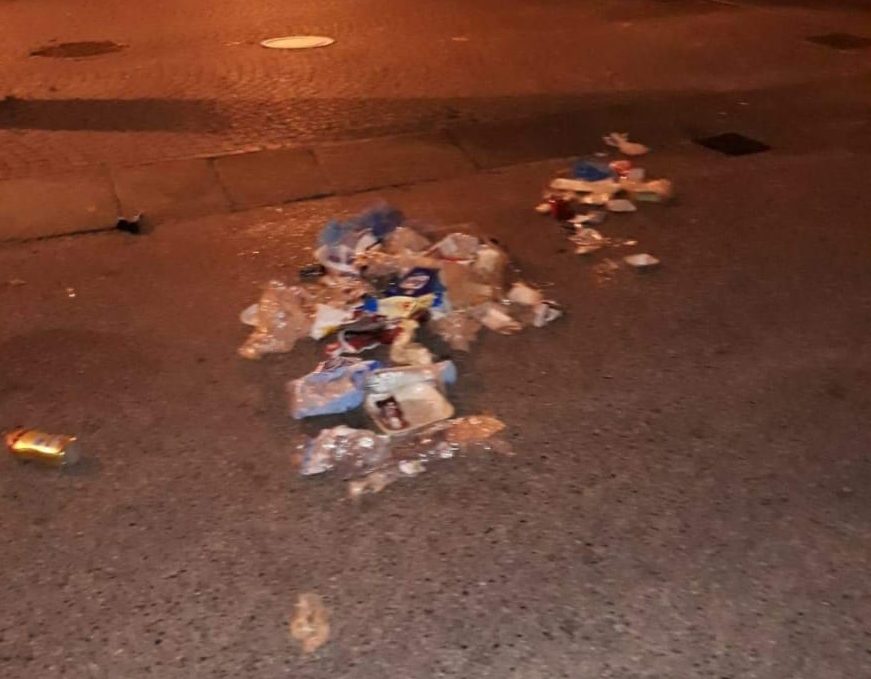 Cospargono di rifiuti le strade del centro: caccia ai vandali