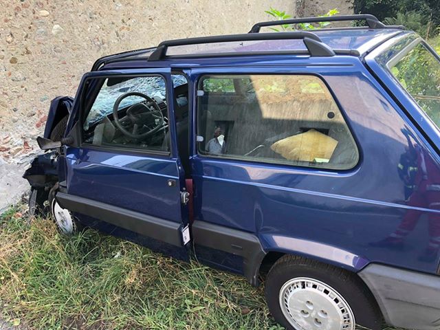 Auto contro muro, uomo grave al Cto
