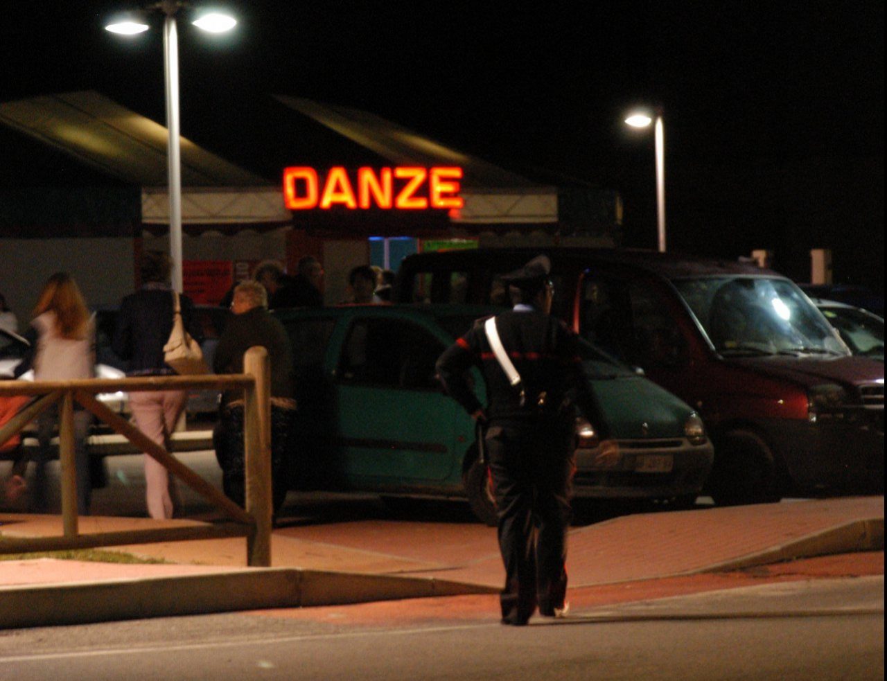 Rissa in piazza durante la festa: rotto il naso ad un giovane