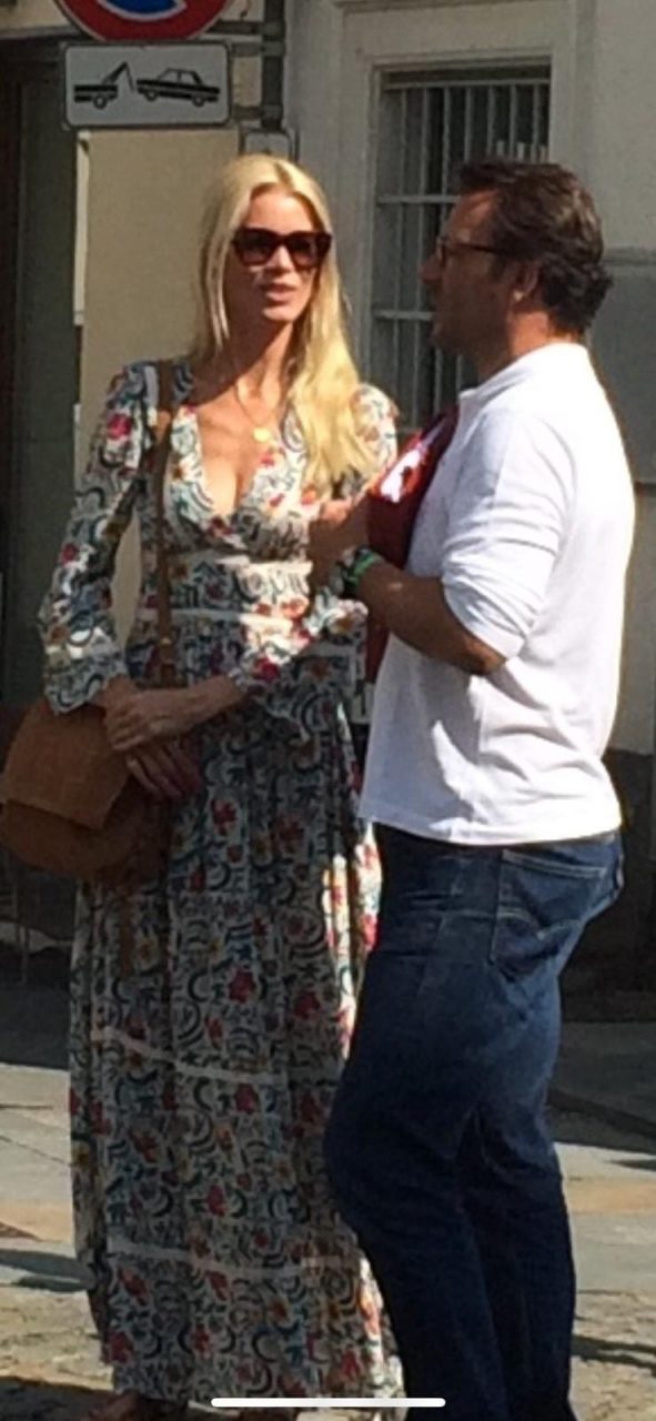 Claudia Schiffer in città, blitz a pochi passi dalla Reggia