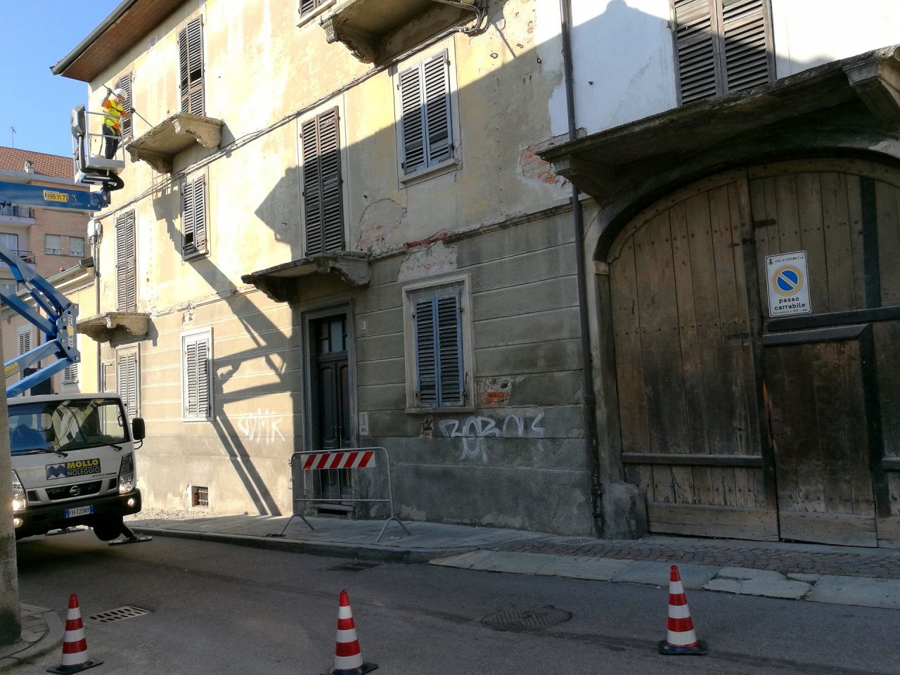 La messa in sicurezza di un palazzo paralizza il traffico del centro