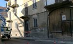 La messa in sicurezza di un palazzo paralizza il traffico del centro