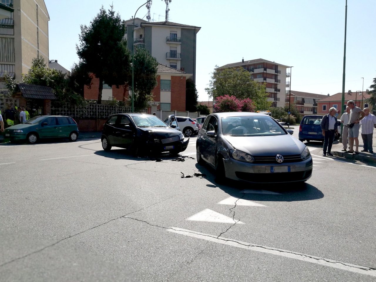 Due feriti nello schianto tra auto all'incrocio.