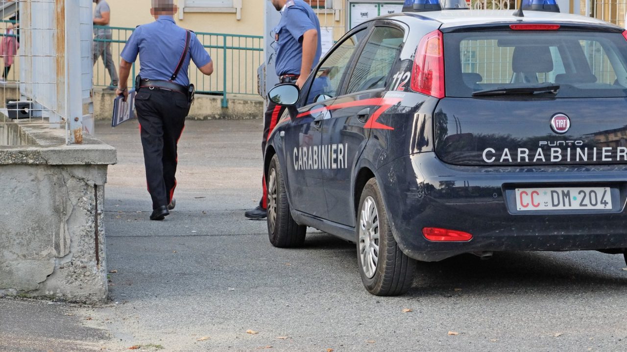 Bimbo no vax resta isolato all’asilo, arrivano anche i carabinieri