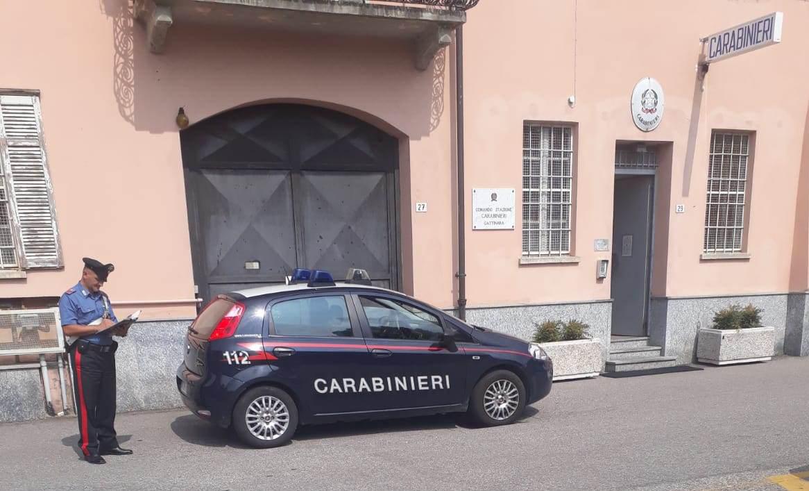 Fingono di comprarle casa ma le rubano tutto