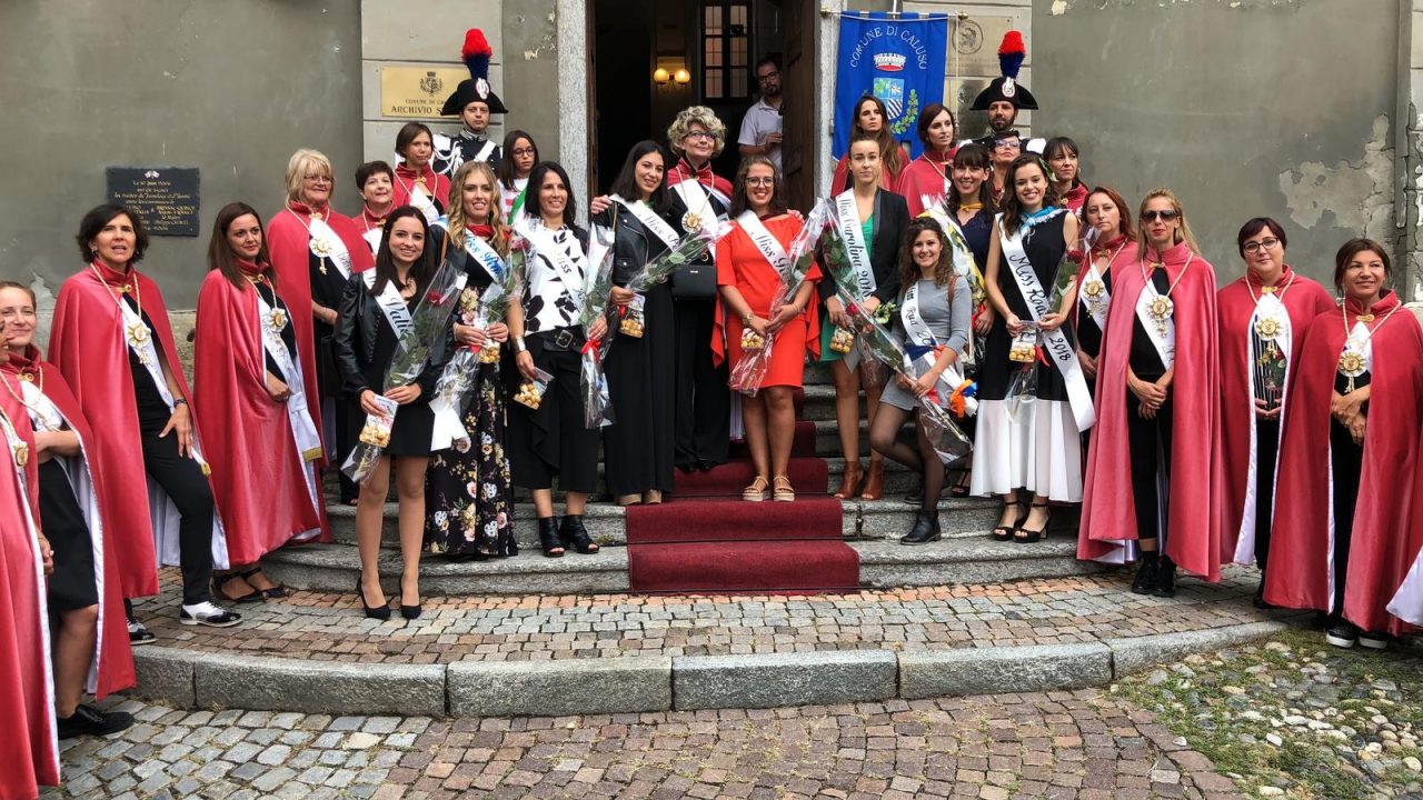 Festa dell'Uva, ecco la Ninfa Albaluce 2018. Si chiama Agnese Pane, 28 anni, residente naturalmente a Caluso, e più precisamente nel Rione Riva. La Ninfa Albaluce 2018 Ha 28 anni e abita nel Rione Riva di Caluso la nuova Ninfa Albaluce 2018. E' Agnese Pane la bellissima ragazza scelta per indossare i panni del personaggio simbolo di questa festa. Dunque è a lei che Arianna Invidiato, Ninfa 2017, cede lo scettro. Tra i presenti all'evento l'Assessore Regionale Gianna Pentenero, l'Eurodeputato Alberto Cirio, i Deputati Francesco Bonomo e Carlo Giacometto, il Presidente dell'Anci Alberto Avetta, il sindaco di Ivra Stefano Sertoli, il Presidente di Confindustria Fabrizio Gea, il Presidente Ascom Maria Luisa Coppa e la Senatrice Virginia Tiraboschi. Da Chivasso, invece, il sindaco Claudio Castello e l'assessore Pasquale Centin. Ci sono anche i sindaci di Lauriano Matilde Casa e quello di Mazzè Marco Formia. La proclamazione Come tradizione vuole la giovane Ninfa si è affacciata dal balcone del Comune poco dopo le 12 insieme alla Ninfa 2018, al sindaco Maria Rosa Cena, al baby sindaco Marta Vogliotti e al parroco con Loris. Una folla ad acclamarla che aspettava con ansia di conoscere il suo volto. Grappolo d'oro Se nel 2017 il Grappolo d'Oro era stato conferito all’azienda agricola  Elisa Pozzo di Viverone, quest'anno è la volta di Lia Falconieri dell'azienda Cieck. A lei per il prestigioso riconoscimento il suo Passito riserva 2005 - Alladium Riserva. Lia Falconieri Il riconoscimento Un riconoscimento è stato conferito a Livio Berruti dal presidente Onorario dell'Isef.