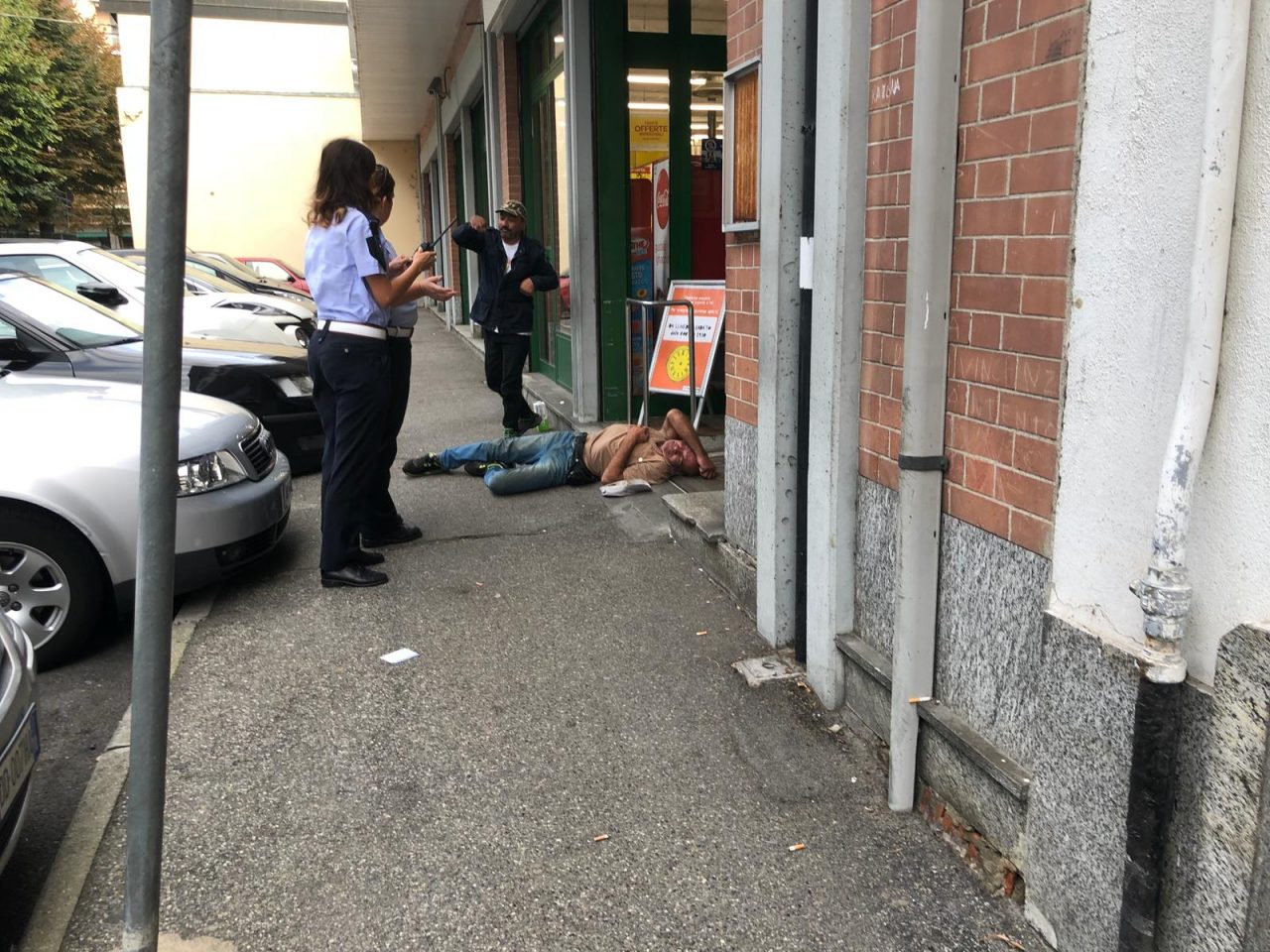Tre barboni ubriachi si sdraiano davanti al Carrefour FOTO e VIDEO