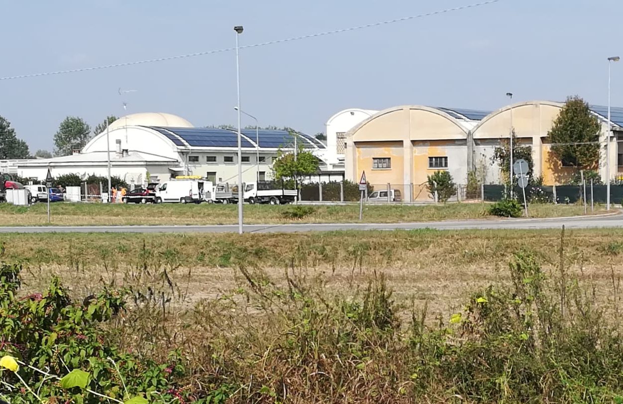 Palo della luce cade su due auto