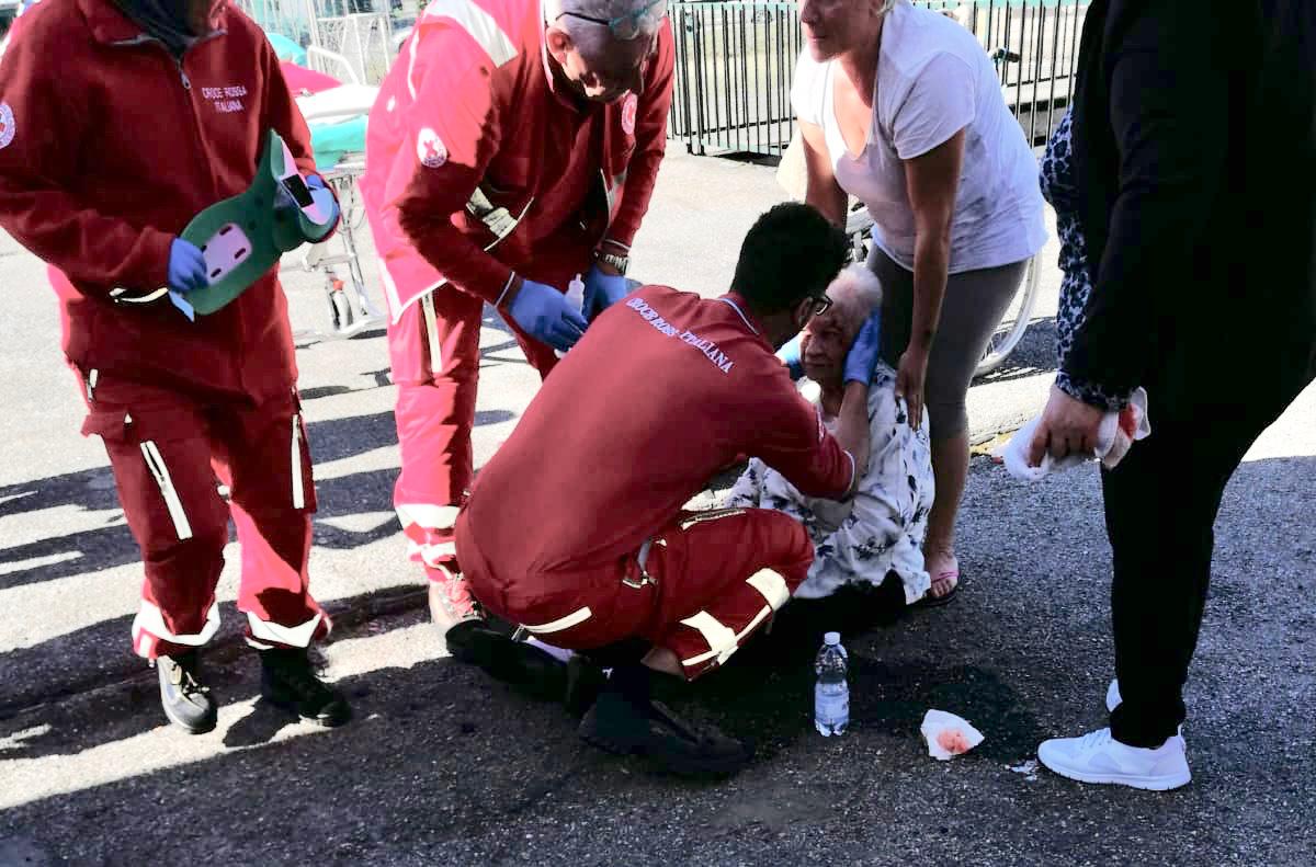 Anziana cade su un marciapiede a Chivasso