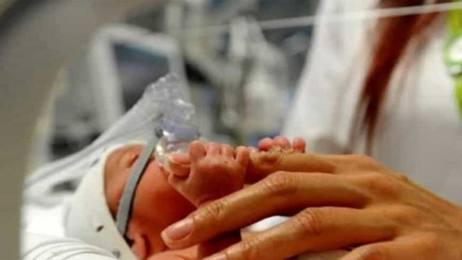 Coccole come cura per i neonati in terapia intensiva a Torino