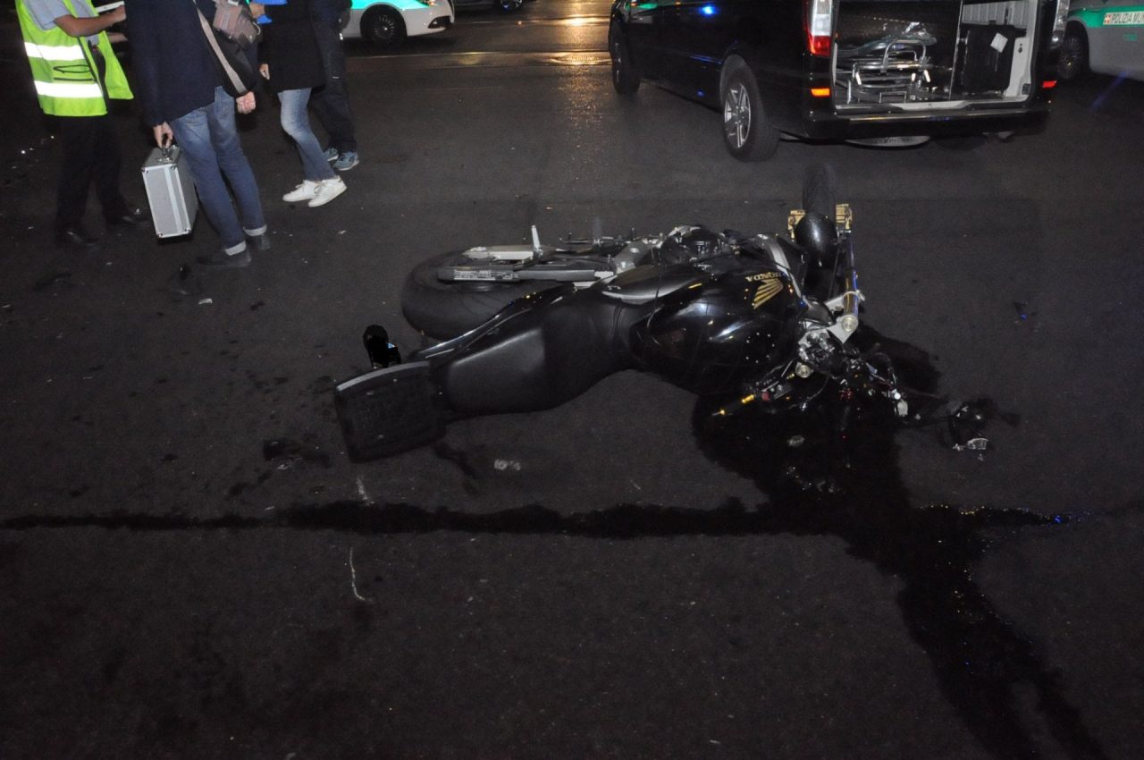 Incidente all’incrocio tra un’auto e una moto: due morti LE FOTO