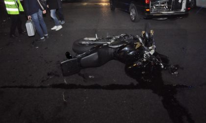 Incidente all'incrocio tra un'auto e una moto: due morti LE FOTO
