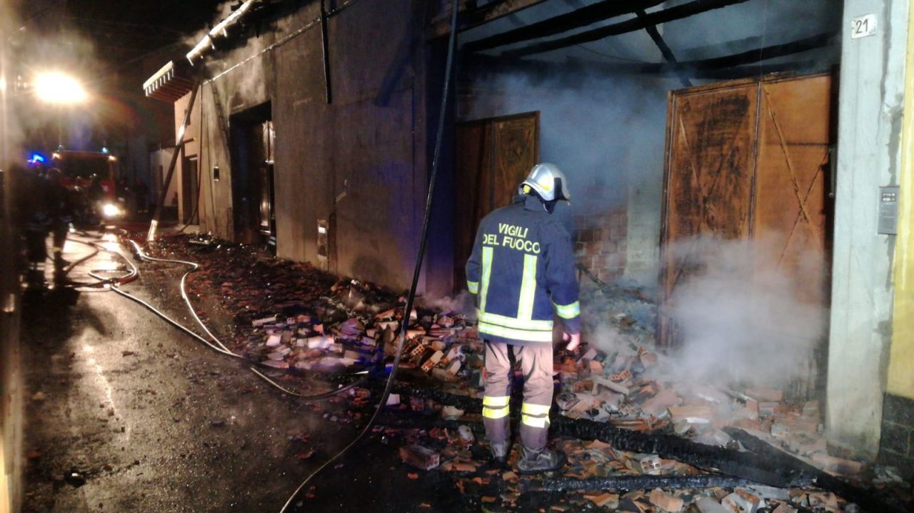 Grave incendio a Vische: chiusa la strada e fabbricati messi in sicurezza