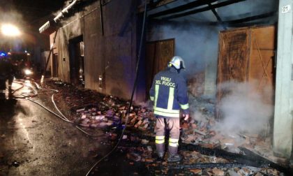 Grave incendio a Vische: chiusa la strada e fabbricati messi in sicurezza