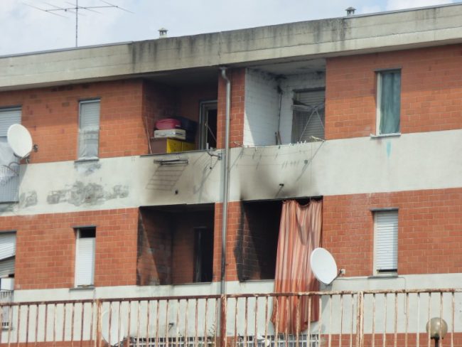 Incendio in un appartamento pieno di spazzatura