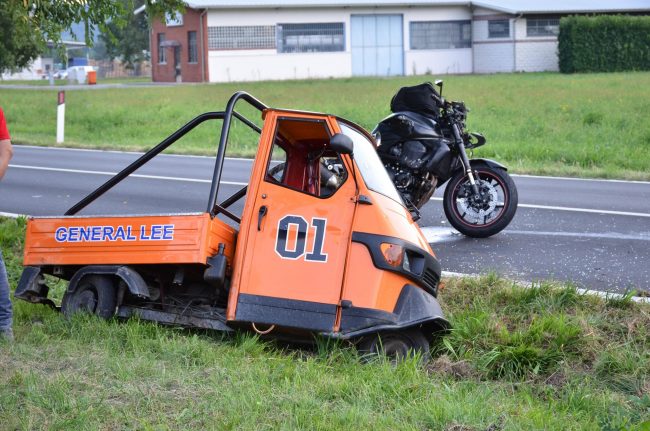 Incidente stradale, si scontrano Apecar e moto