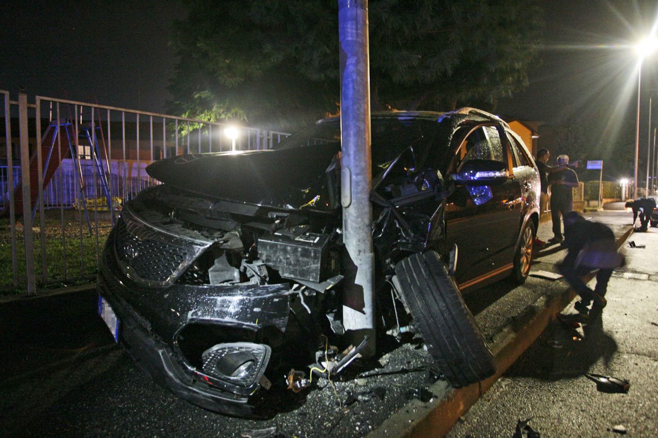 Incidente tra auto, suv contro un palo. Lo scontro all'incrocio tra via Galileo Ferraris e via Pascoli. Coinvolti una Renault Clio e una Kia Sorrento.