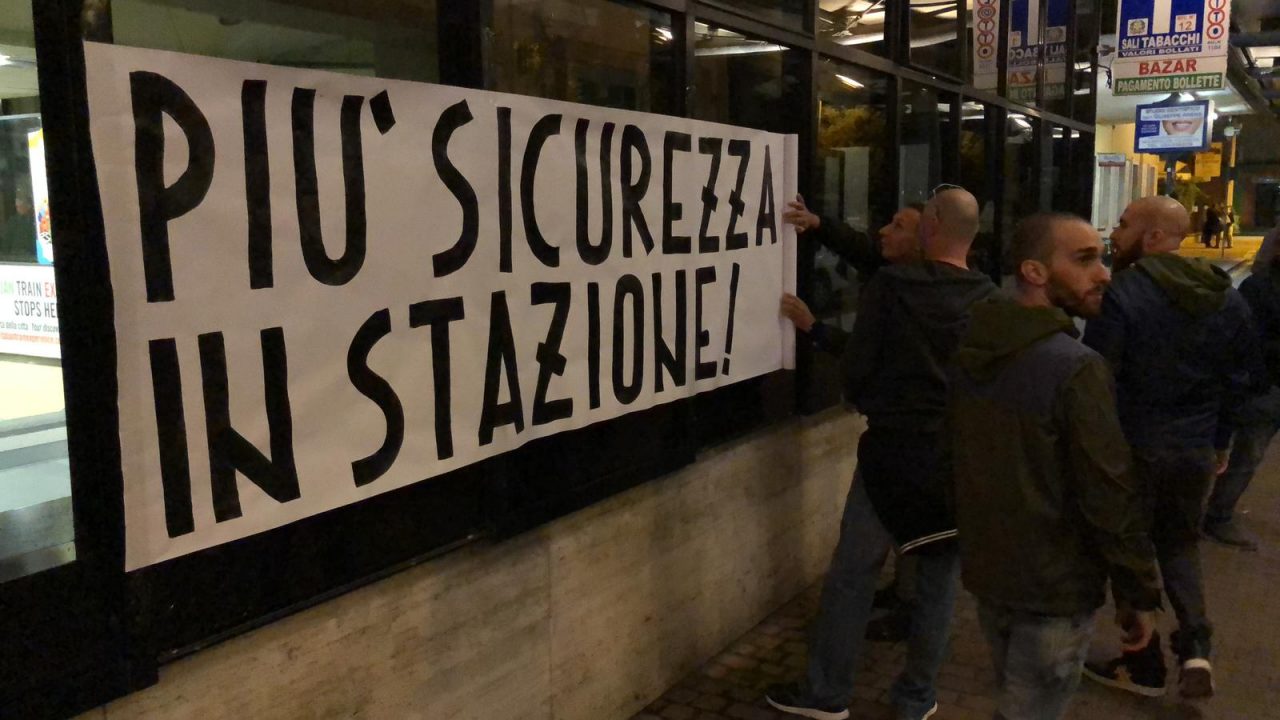 CasaPound manifesta per la sicurezza davanti alla stazione FOTO E VIDEO