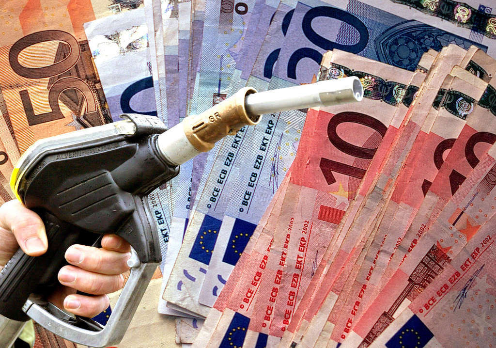 Fingeva di dare aiuto per “fare benzina” e invece faceva il “pieno” per la sua vettura
