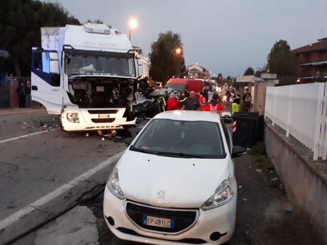 Incidente stradale, tre auto coinvolte: una donna ferita