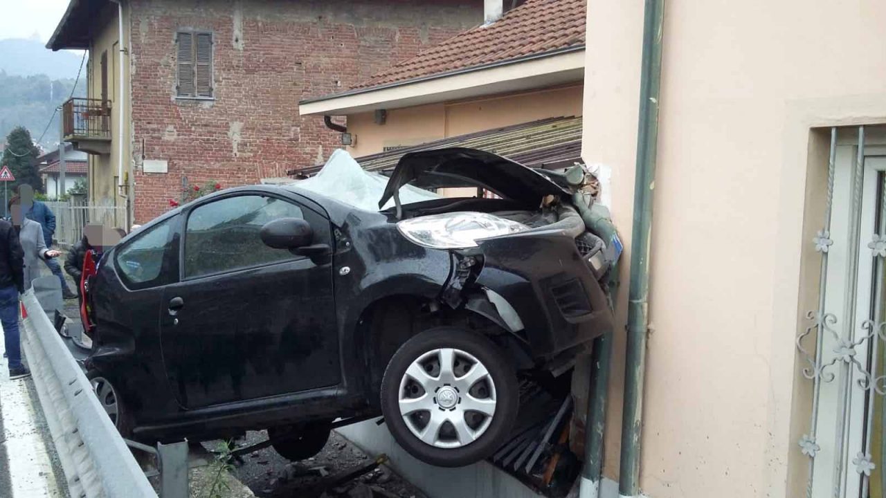 Con l’auto finisce in salotto