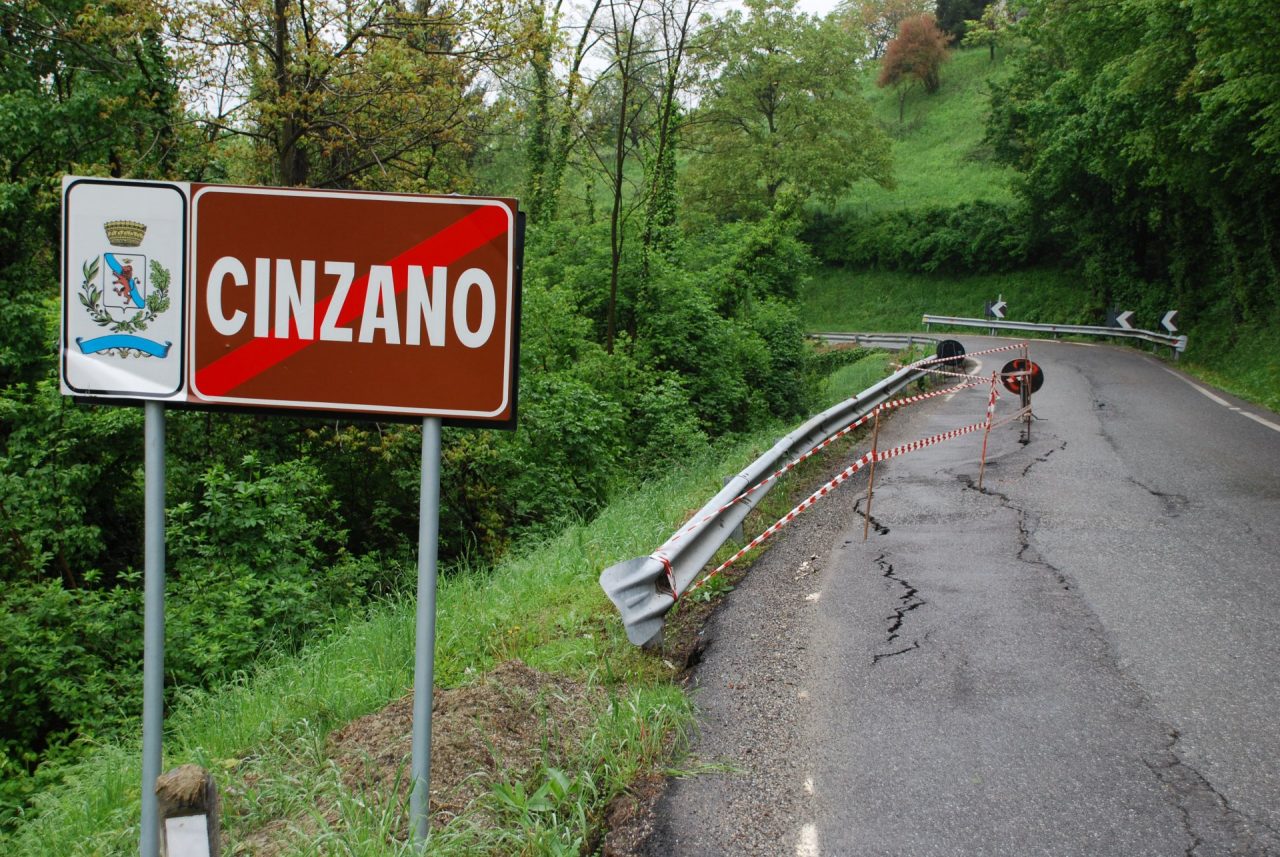 Strada dissestata, la provinciale per Cinzano torna a franare