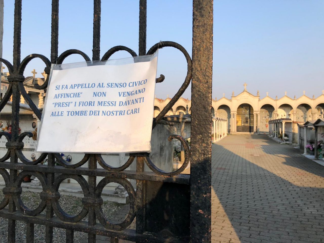 Tombe saccheggiate, ancora furti al cimitero