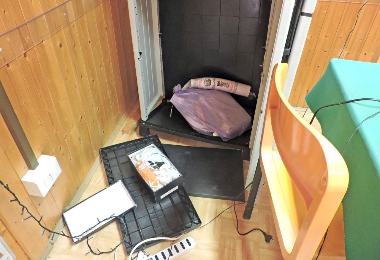 Ladri sfasciano due chalet, la rabbia dei volontari