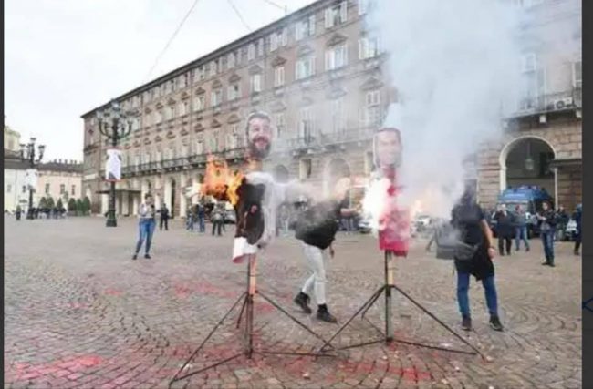 Attiviste denunciate per i fantocci di Di Maio e Salvini in fiamme