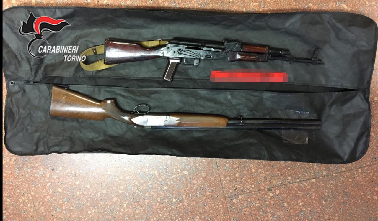 Kalashnikov e fucile pronti a sparare, il sequestro dei carabinieri