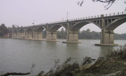 Rimossi i detriti sotto il ponte sul Po