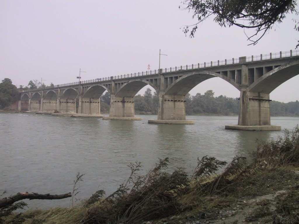 Rimossi i detriti sotto il ponte sul Po