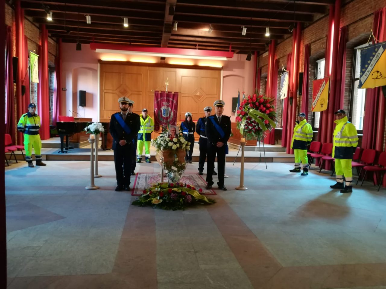 In centinaia per i funerali di Pirrazzo, il comandante dei vigili morto all’improvviso
