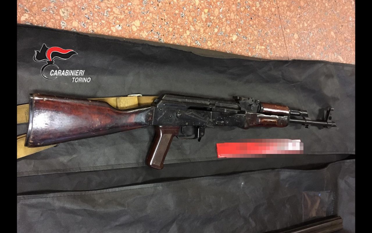 kalashnikov e fucile pronti a sparare