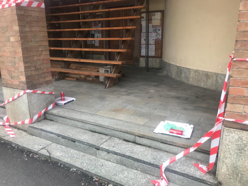 Cartacce e sporco sul sagrato della chiesa