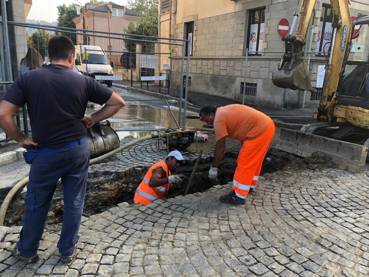 Manca l’acqua a Chivasso, rotta una tubatura durante un cantiere