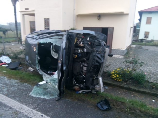 Auto ribaltata contro un muretto, un giovane ferito