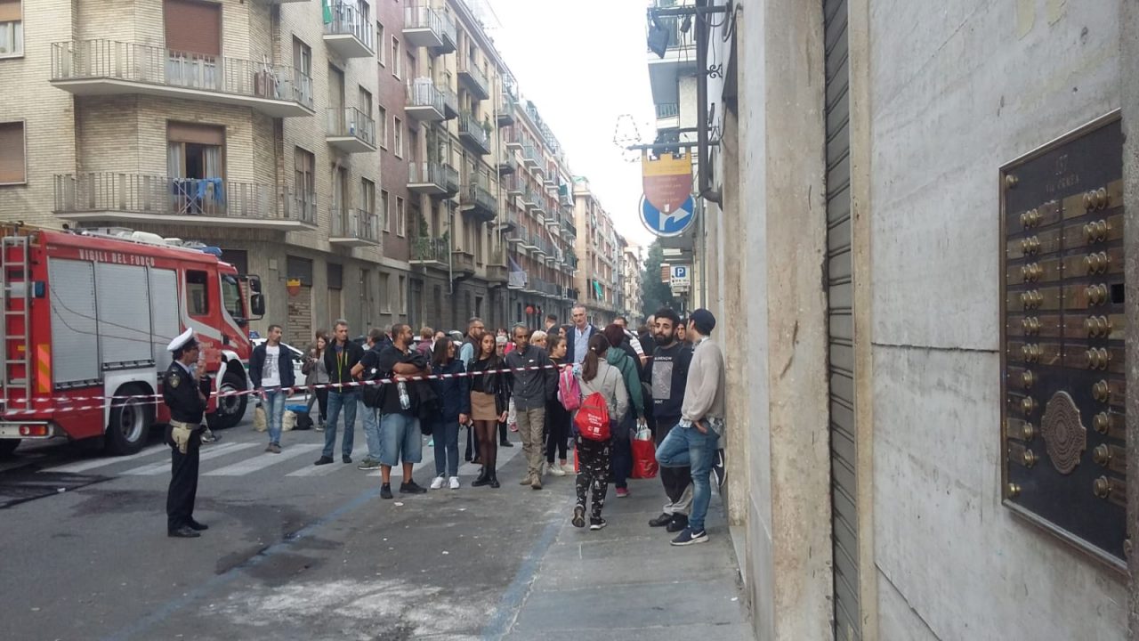 Crolla la scala di un palazzo, 14 famiglie evacuate LE FOTO