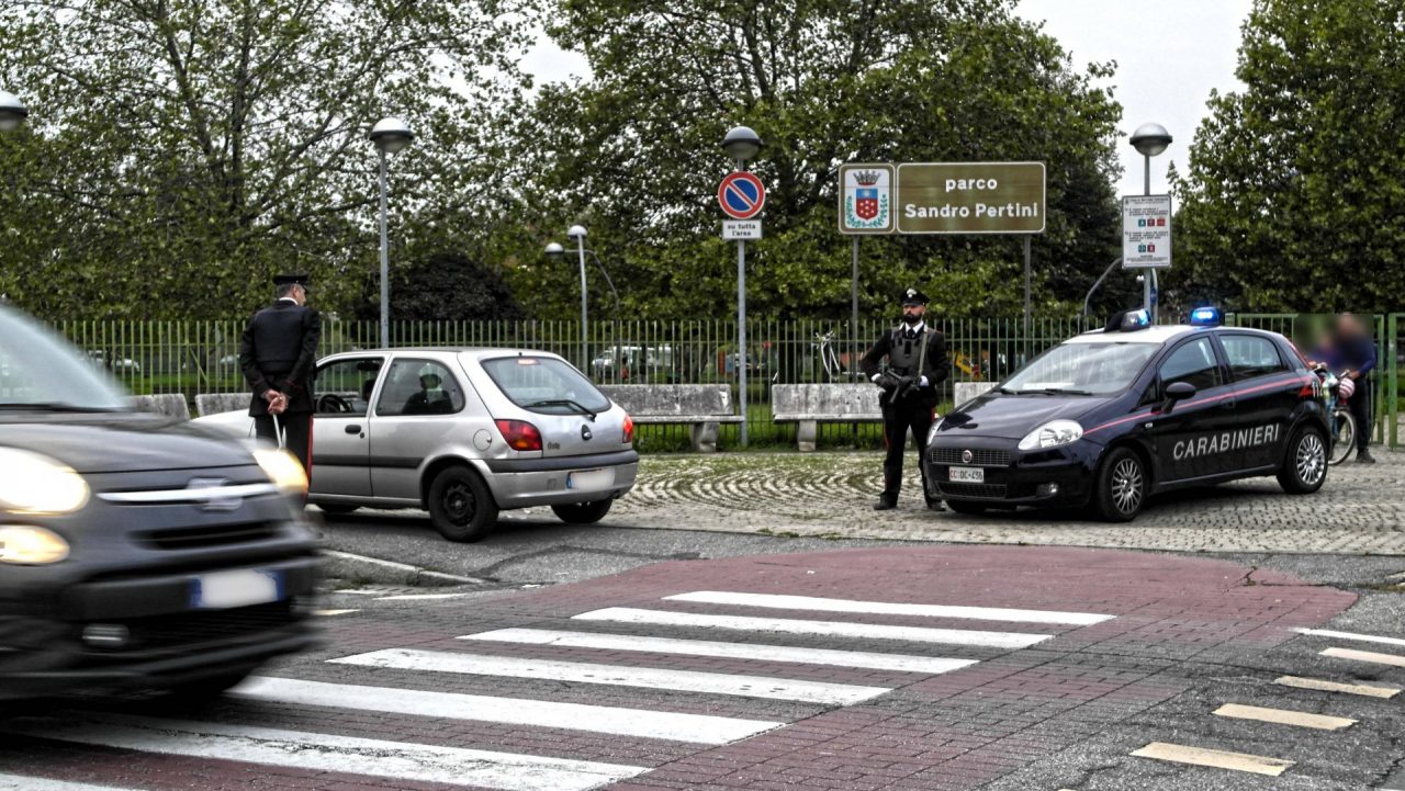 Posti di blocco e controlli intensivi, operazione dei carabinieri a Settimo LE FOTO