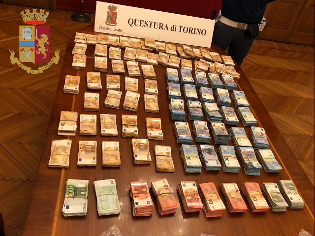 Riciclaggio di denaro, in un’auto trovati 420.900 euro