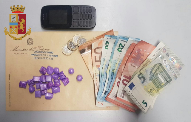 Spacciava droga tra gli scivoli dei bimbi al parco