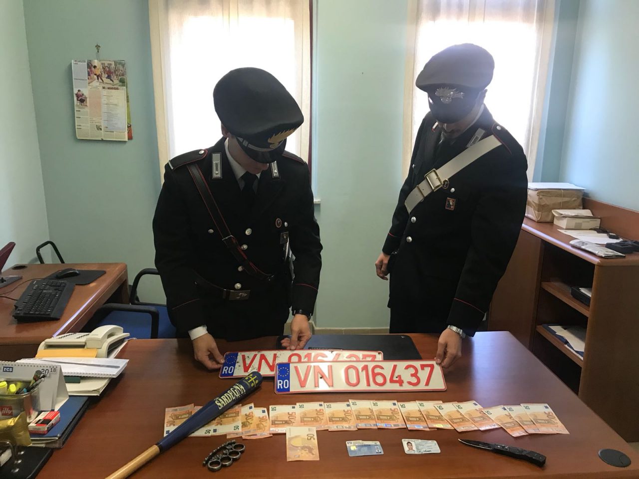 Soldi e documenti falsi per fare truffe: due arresti